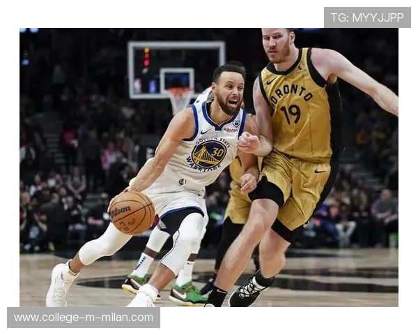 勇士库里后撤步三分再现丝滑手感